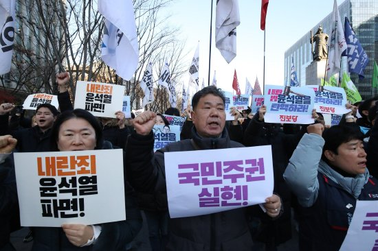 韩国戒严追踪：在野党提交弹劾尹锡悦的动议 内阁据报集体提出辞职